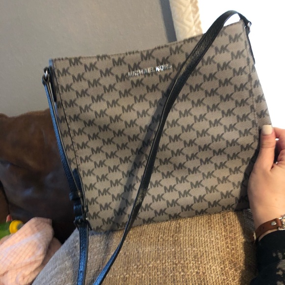 Micheal Kors cross body - Picture 4 of 4